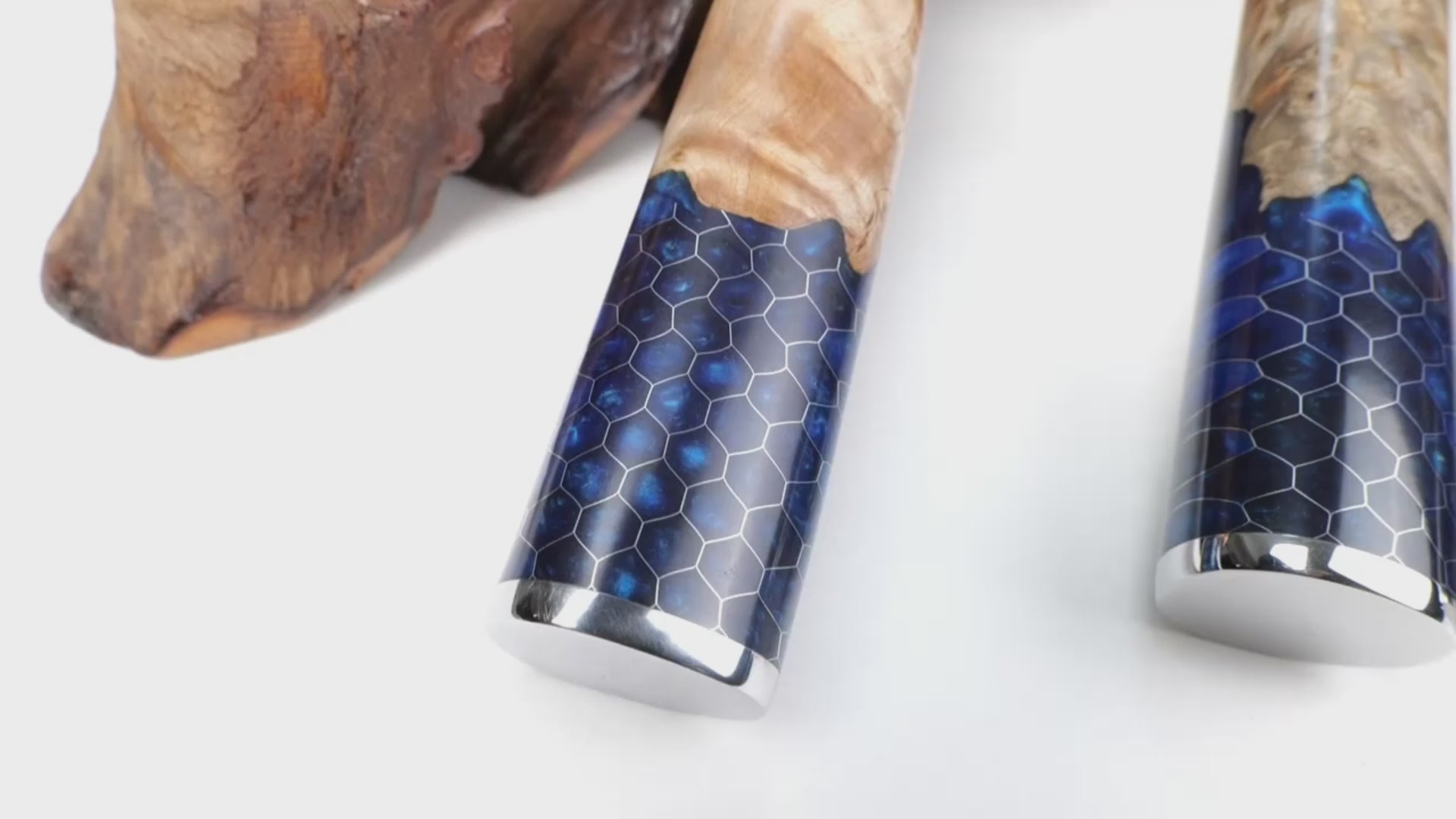 تحميل الفيديو: 9-Piece VG10 Damascus Knife Set – Blue Honeycomb Resin Handle on display