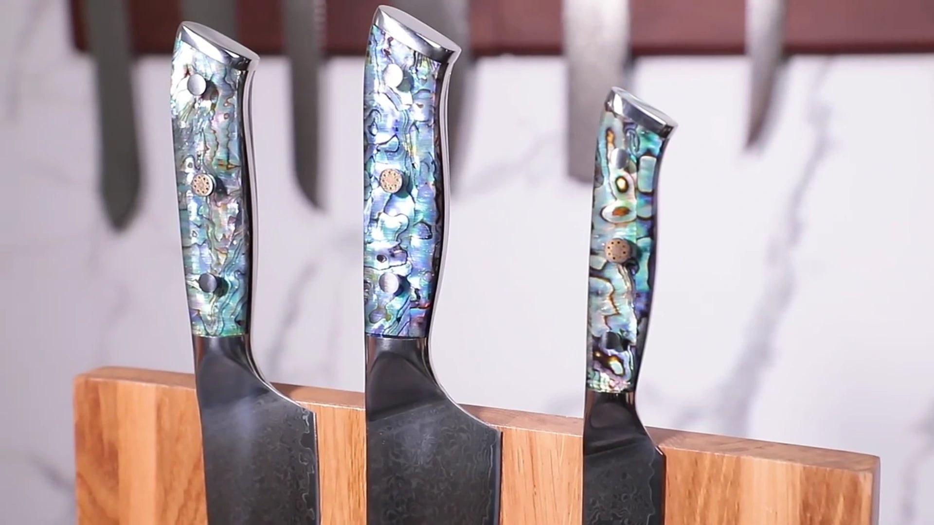 تحميل الفيديو: 9-Piece VG10 Damascus Knife Set with Abalone Handle on display