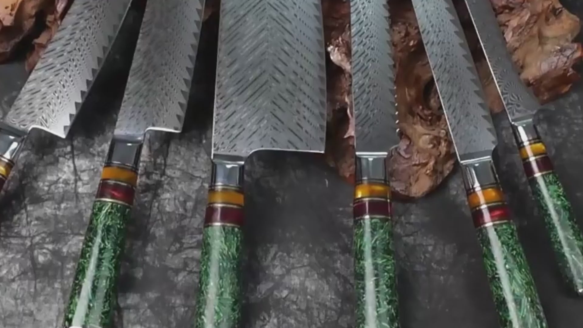 تحميل الفيديو: 8-Piece VG10 Damascus Knife Set – Green Grain Resin Handle video on display