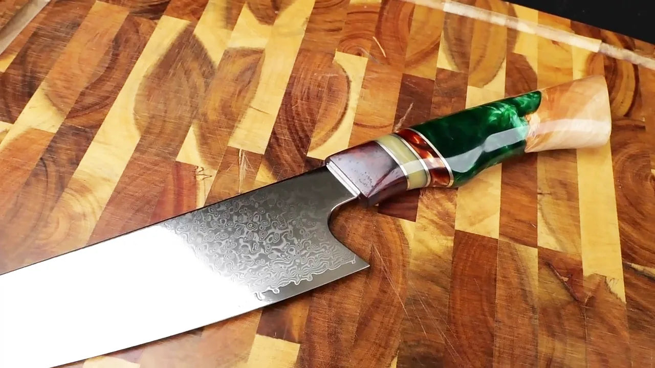 Carica il video: Video demo of 8 inch Damascus kiritsuke knife with resin sandalwood handle and ultra sharp textured blade for precision slicing and professional kitchen preparation