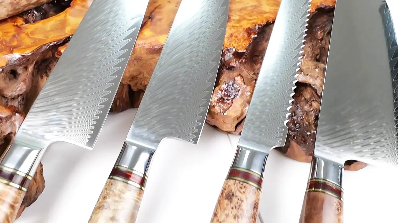 Carica il video: 8 inch damascus bread knife with resin wood honeycomb handle vg10 core serrated slicing performance demonstration