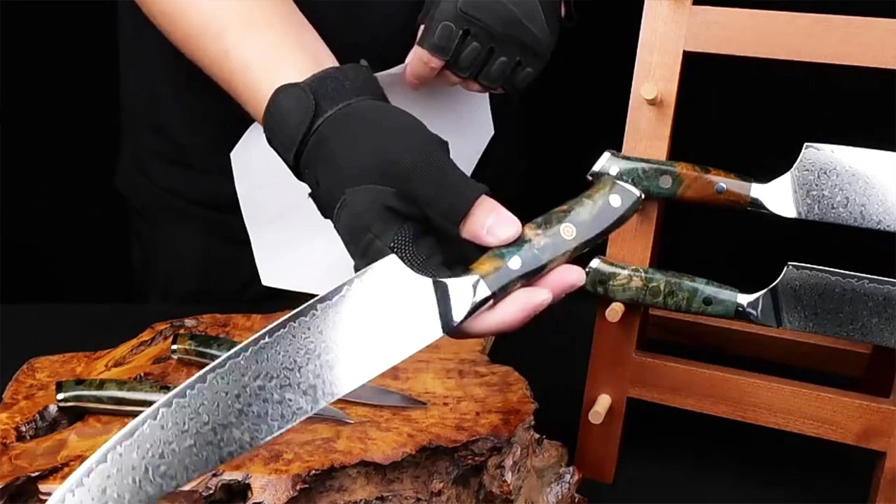 Charger la vidéo : premium damascus knife set with ultra sharp blades and ergonomic resin handles for professional kitchen use