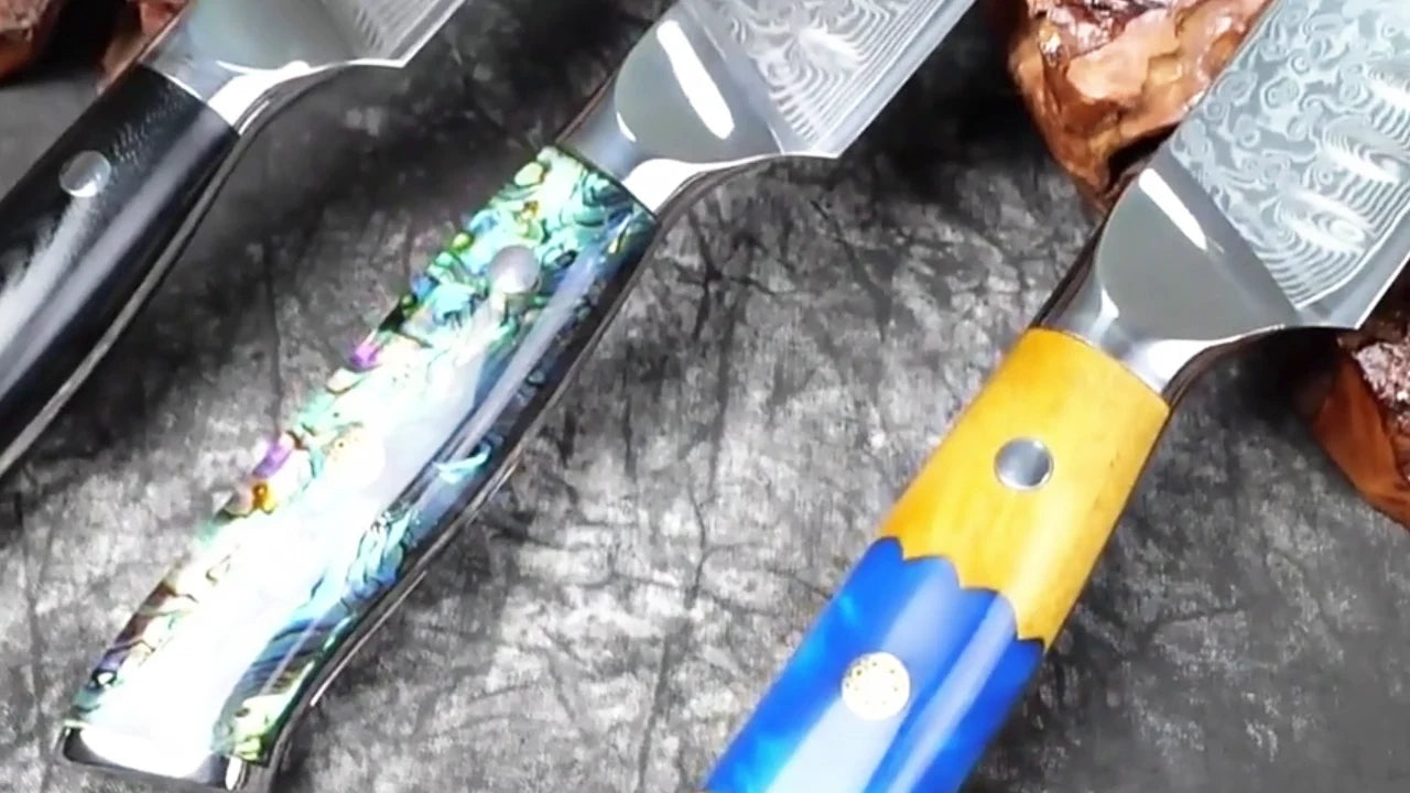Carica il video: Video demo of 10 inch professional Damascus slicing chef knife with blue resin and wood handle featuring an ultra sharp granton edge blade for precision meat slicing and kitchen preparation