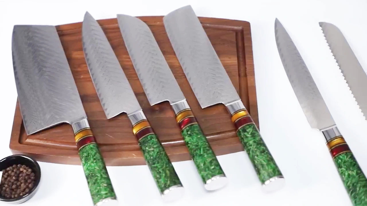 Carica il video: Video demo of 7 inch Damascus steel santoku knife with green grain shell resin handle and ultra sharp patterned blade for precision slicing chopping and kitchen preparation