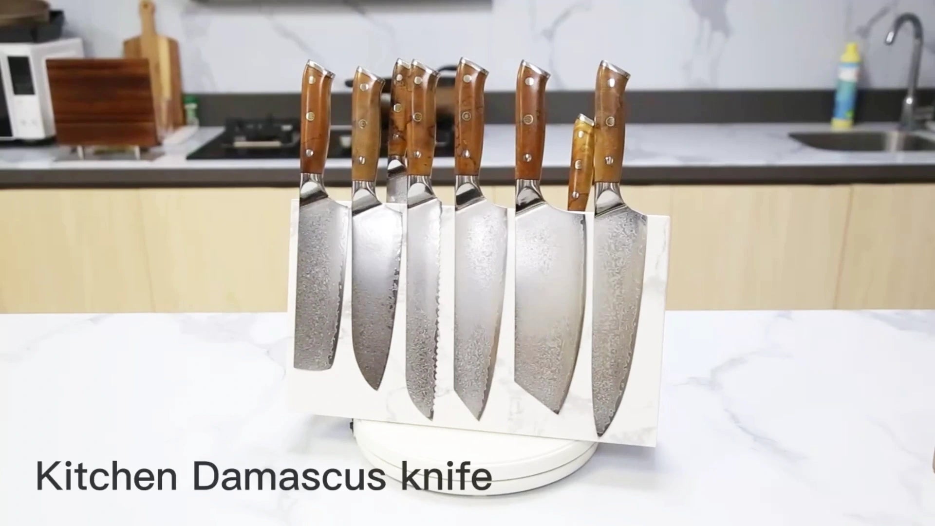 Carregar vídeo: Japanese VG10 Damascus knife set with riveted wood handles cutting food and showing blade pattern
