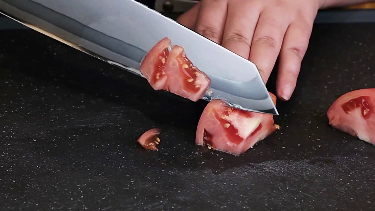 Carica il video: Video demo of 8 inch kiritsuke Damascus steel knife with green resin honeycomb handle and razor sharp blade for precision slicing and professional kitchen preparation