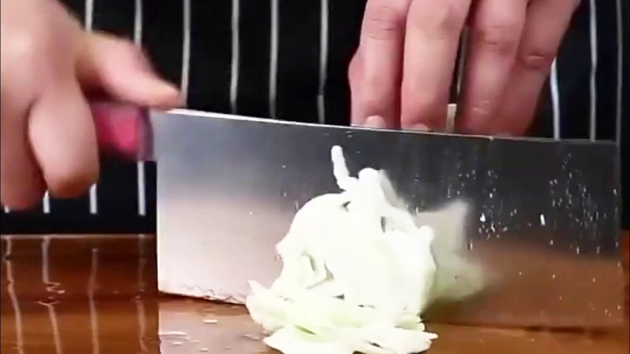 Carica il video: Video demo of 7 inch Damascus steel chef cleaver with colorful stabilized wood handle and ultra sharp textured blade for meat vegetable slicing and kitchen preparation